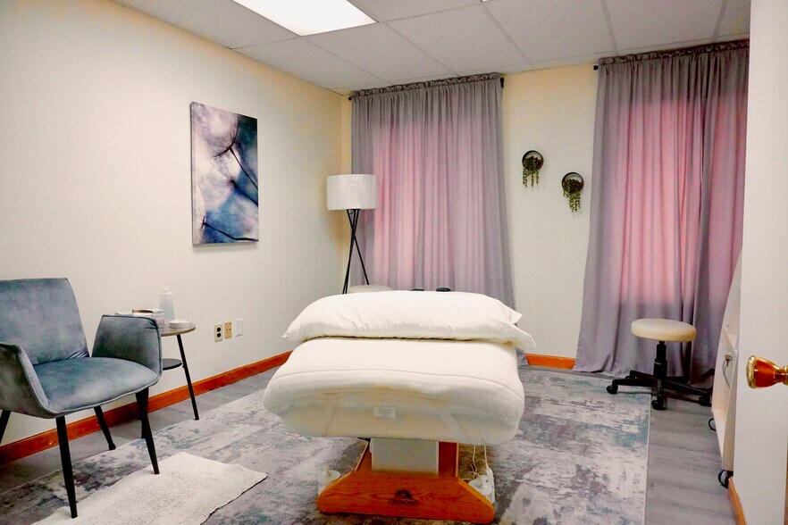 More Photos Of 304 Federal Rd, Brookfield Office For Lease