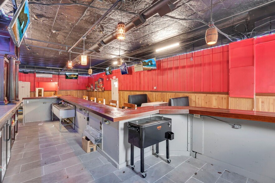 More Photos Of 11472 Broad St SW, Pataskala Bar For Lease