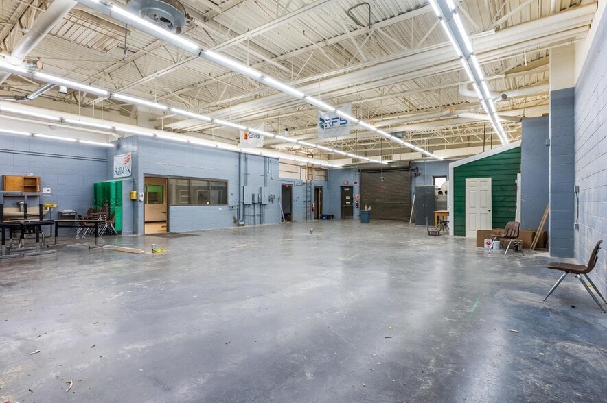 More Photos Of 1800 Harrodsburg Rd, Lexington Flex For Sale