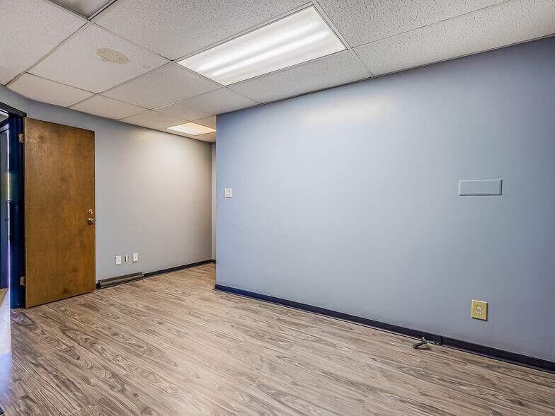 More Photos Of 1121 E State Blvd, Fort Wayne Freestanding For Sale