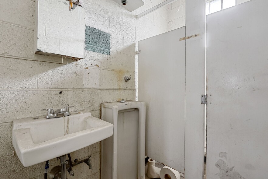 More Photos Of 220 N Saint Vrain St, El Paso Light Distribution For Sale