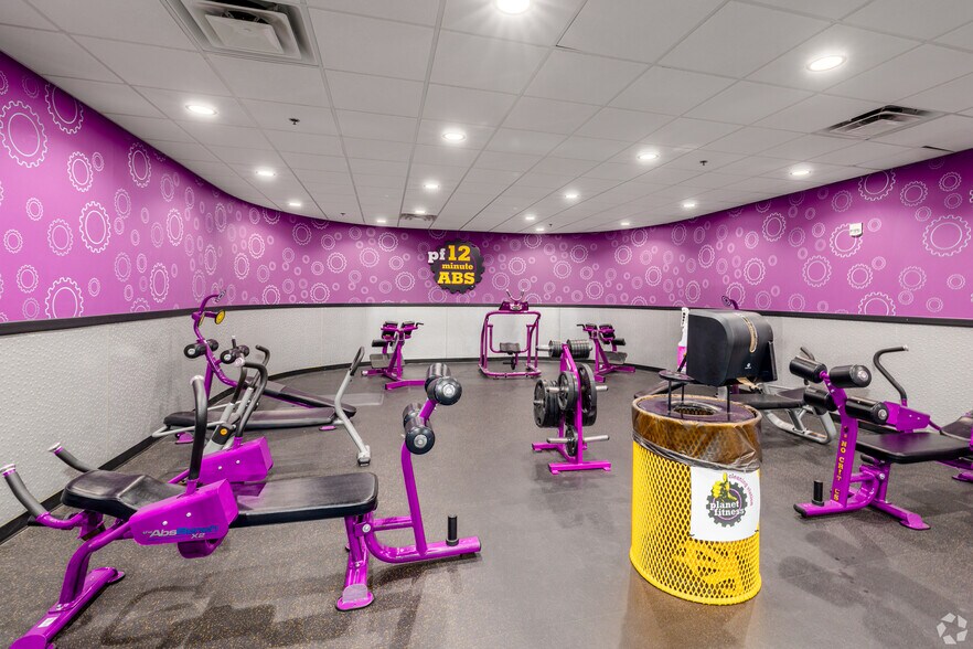 More Photos Of 2508-2520 Airport Rd, Colorado Springs General Retail For Sale