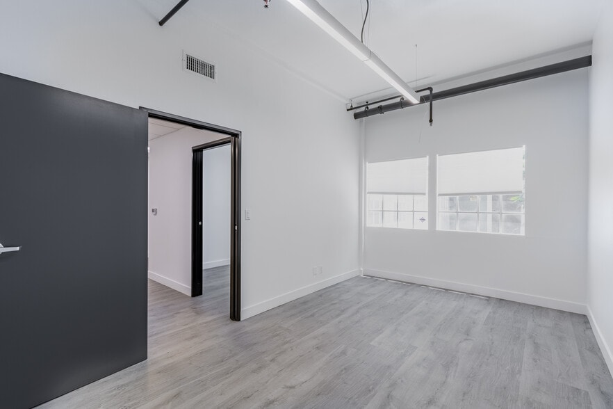 More Photos Of 11712 Moorpark St, Studio City Loft Creative Space For Lease