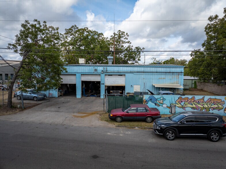 More Photos Of 3228 E 5th St, Austin Auto Repair For Sale