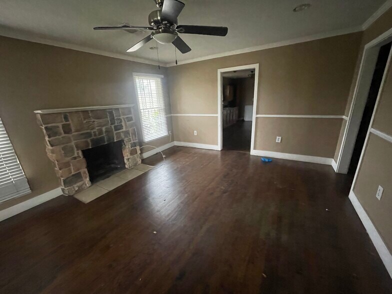 More Photos Of 2513 E Union Bower Rd, Irving Warehouse For Lease