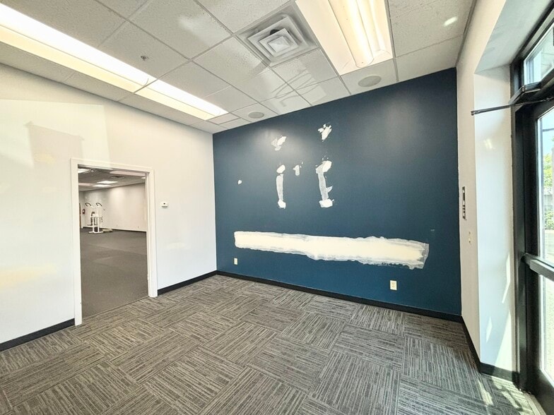 More Photos Of 1251 E McAndrews, Medford Restaurant For Lease