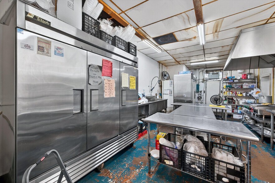 More Photos Of 129 E Wall St, Sherman Showroom For Sale