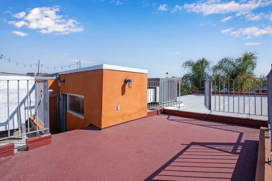 More Photos Of 2114 Narcissus Ct, Venice Office For Lease