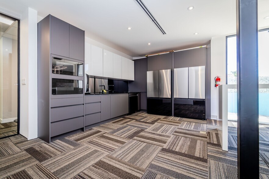 More Photos Of 2401 S Douglas Rd, Miami Medical For Lease