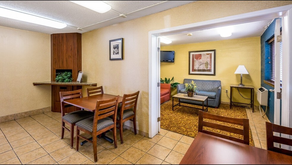 More Photos Of 616 33rd Ave SW, Cedar Rapids Hotel For Sale