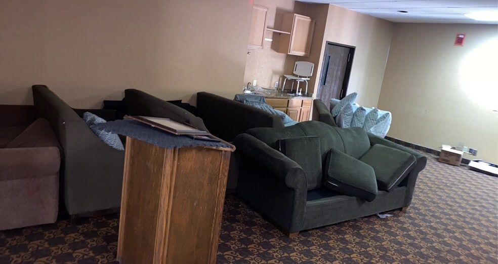 More Photos Of 11 Des Moines Ave, South Hutchinson Hotel For Sale