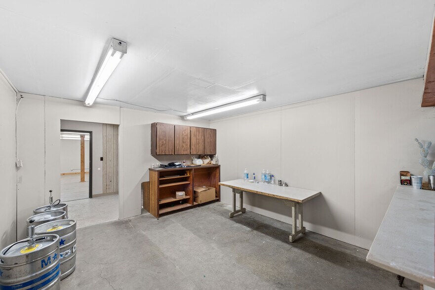 More Photos Of 225 W Lockhart Ave, Coos Bay Warehouse For Sale