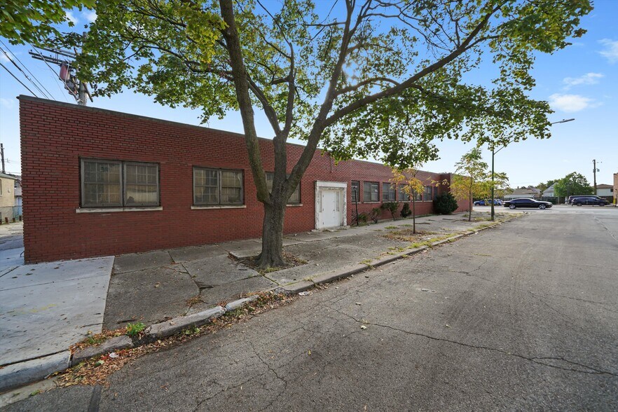 More Photos Of 2024 W 79th St, Chicago Medical For Sale