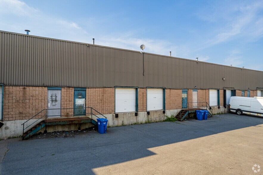 More Photos Of 194-208 Boul Brunswick, Pointe-claire Warehouse For Lease