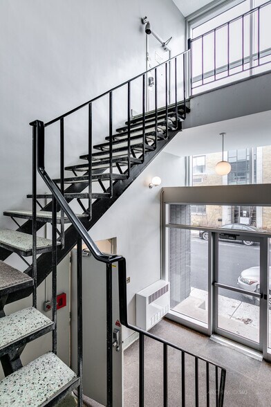 More Photos Of 9850-9852 Rue Verville, Montréal Light Distribution For Sale