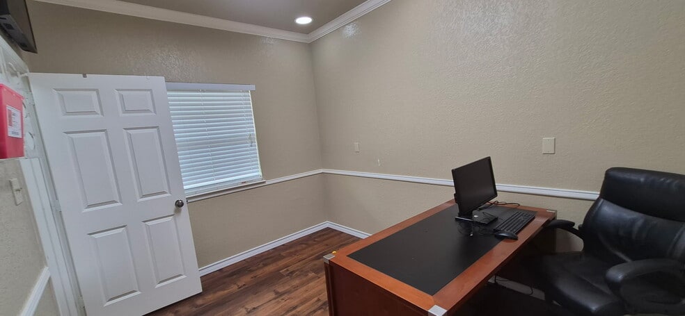 More Photos Of 606 S Harbor Ct, Granbury Office For Lease