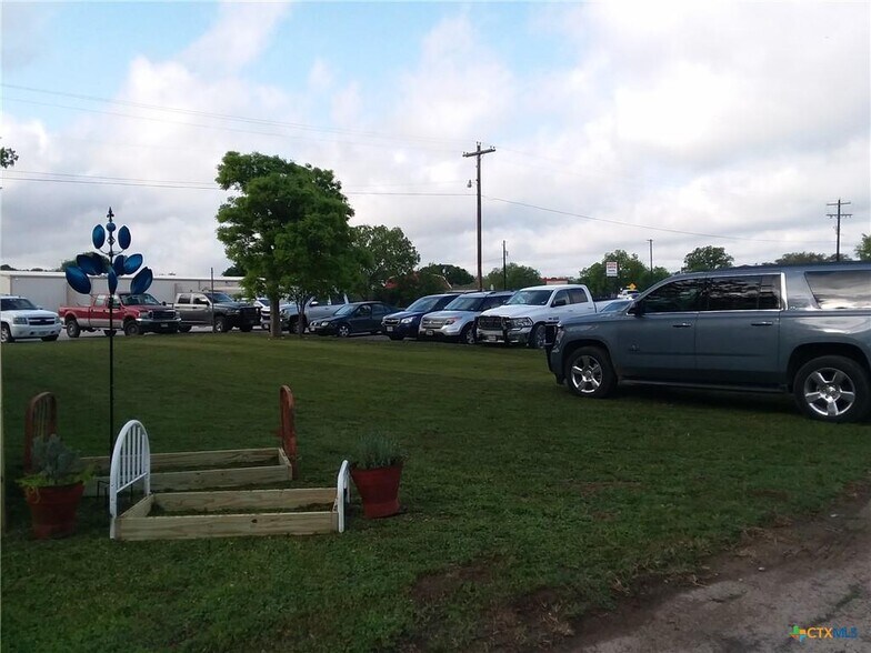 More Photos Of 107 10th St, Lampasas General Retail For Sale