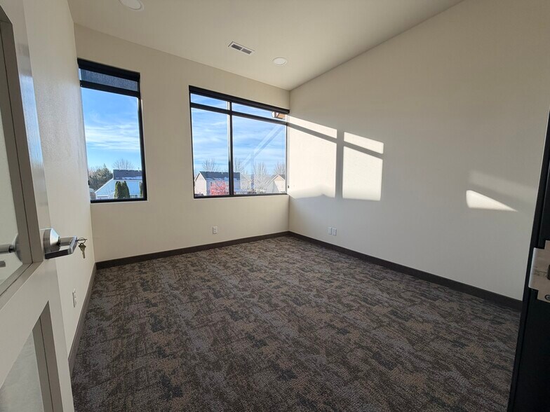 More Photos Of 30 S Louisiana St, Kennewick Loft Creative Space For Lease