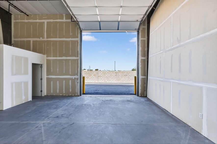 More Photos Of 7915 Glen Harbor Blvd, Glendale Showroom For Lease