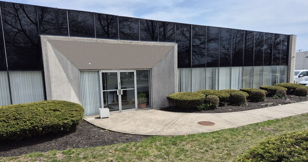 Primary Photo Of 1881 Lakeland Ave, Ronkonkoma Warehouse For Lease