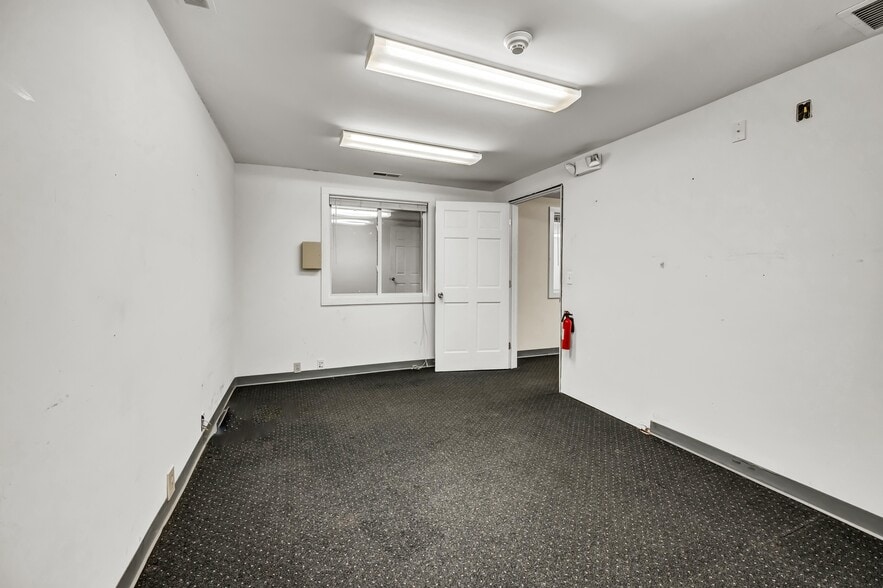 More Photos Of 50 S End Plz, New Milford Light Distribution For Sale