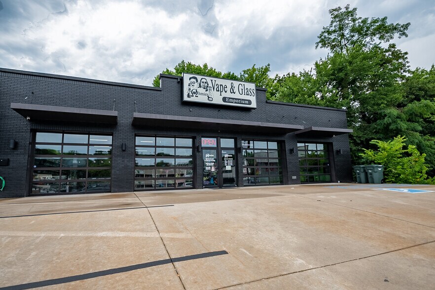 More Photos Of 427 N College Ave, Fayetteville Storefront For Sale