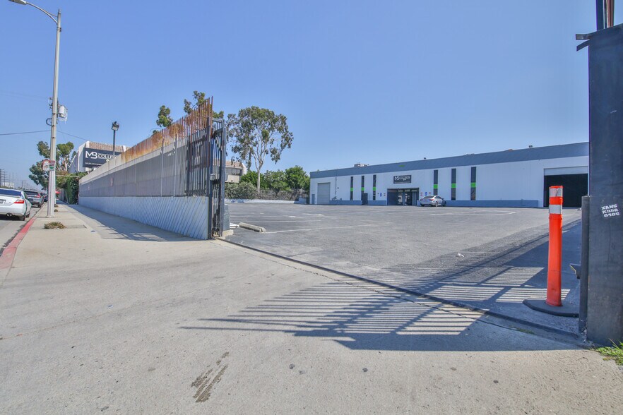 More Photos Of 9130 Glenoaks Blvd, Sun Valley Manufacturing For Lease
