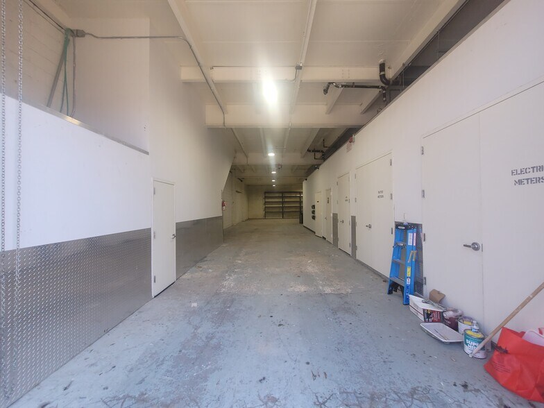 More Photos Of 3731 58th St, Woodside Warehouse For Lease