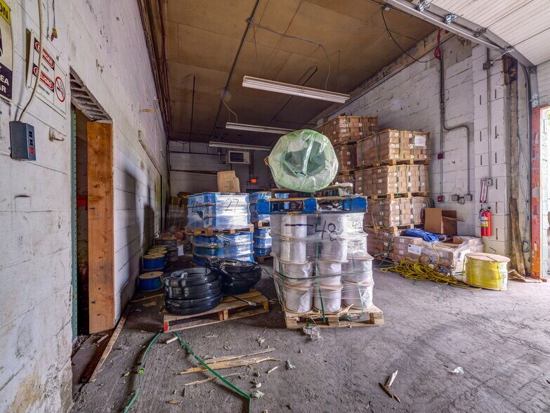 More Photos Of 122 E Railroad Ave, West Haverstraw Showroom For Lease