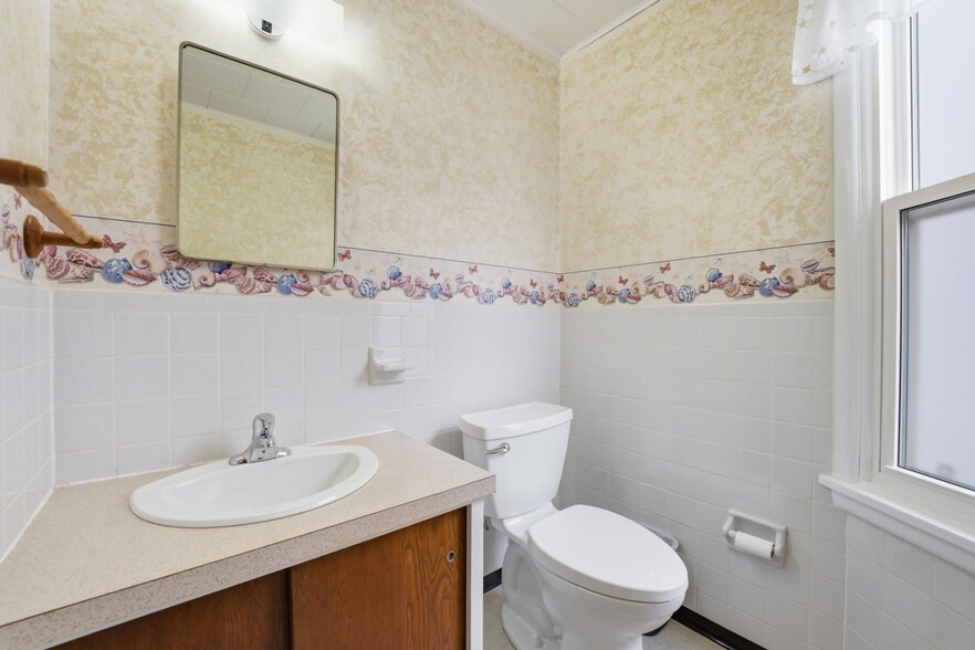 More Photos Of 29 Jarvis St, Fort Erie Office For Sale