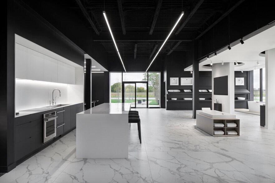 More Photos Of 1295 Rue René-Descartes, Saint-Bruno-De-Montarville Showroom For Lease