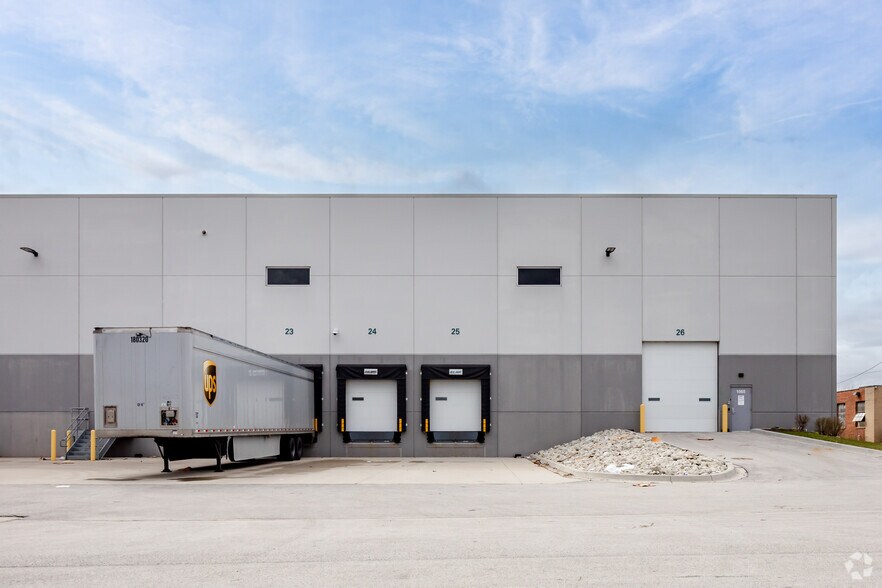 More Photos Of 1055-1065 Sesame St, Bensenville Distribution For Lease