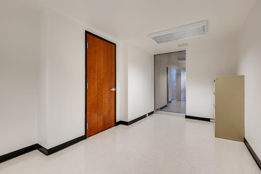 More Photos Of 228 S 4th St, Las Vegas Office For Sale