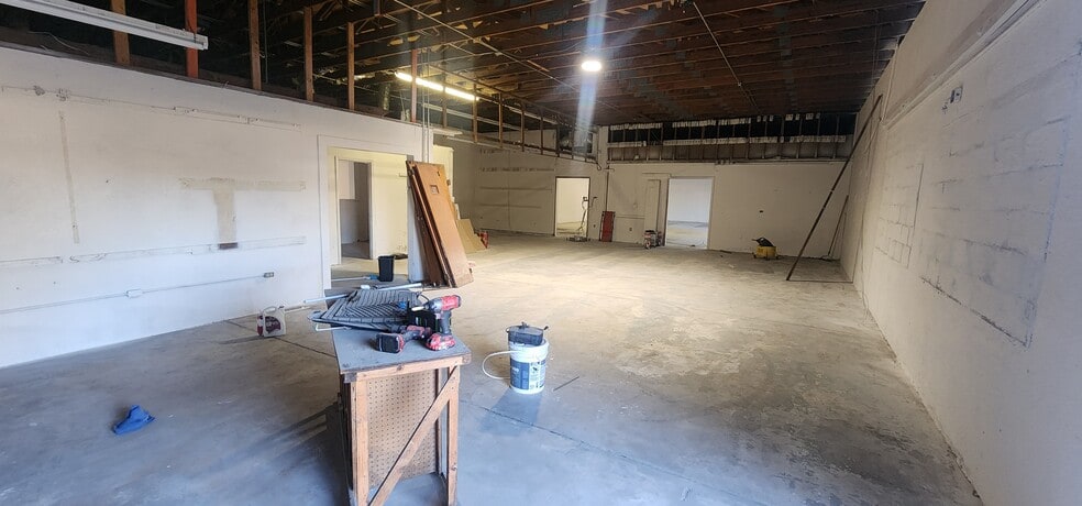 More Photos Of 284 S Center St, Pierson Auto Repair For Lease