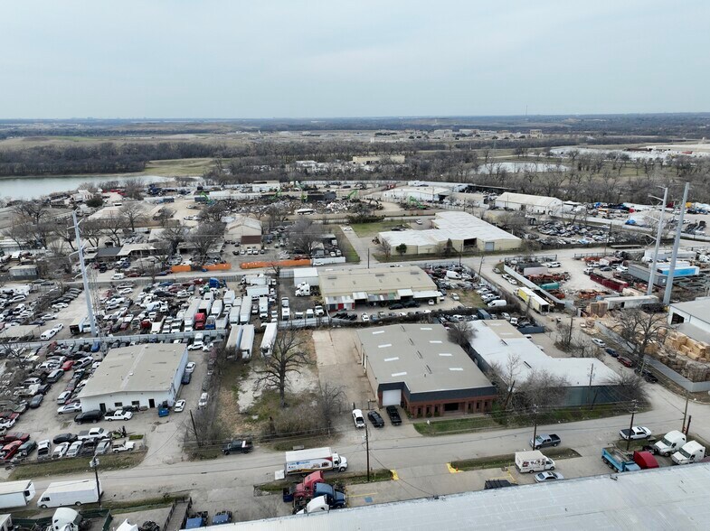 More Photos Of 2119 Quincy St, Dallas Warehouse For Lease