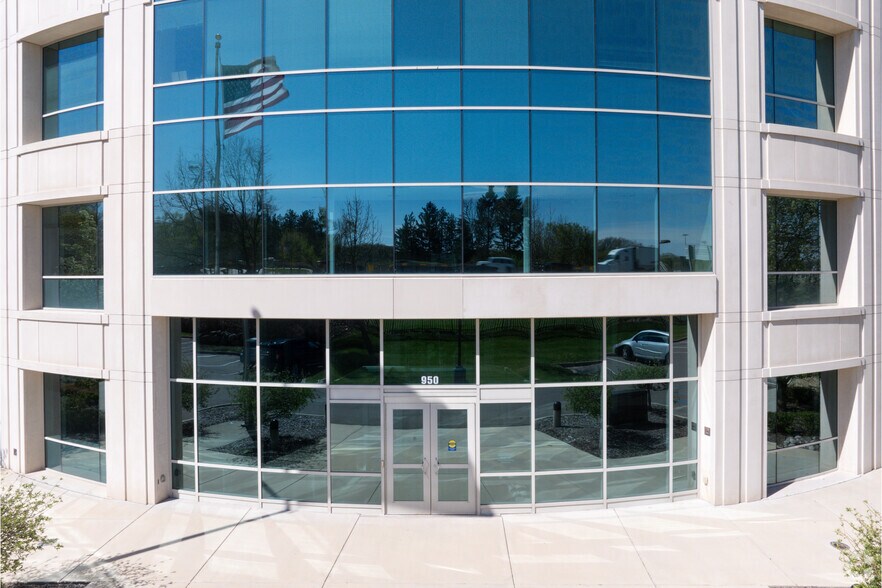 More Photos Of 950 Trade Centre Way, Portage Medical For Lease