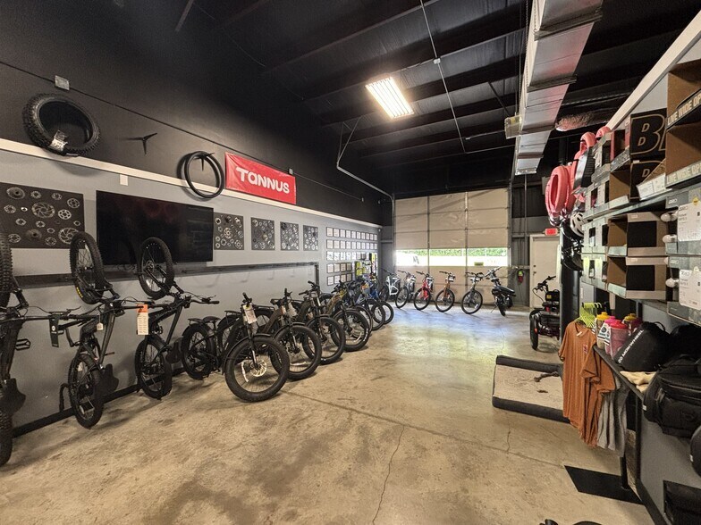 More Photos Of 1008 W Farmer St, Ozark Warehouse For Lease
