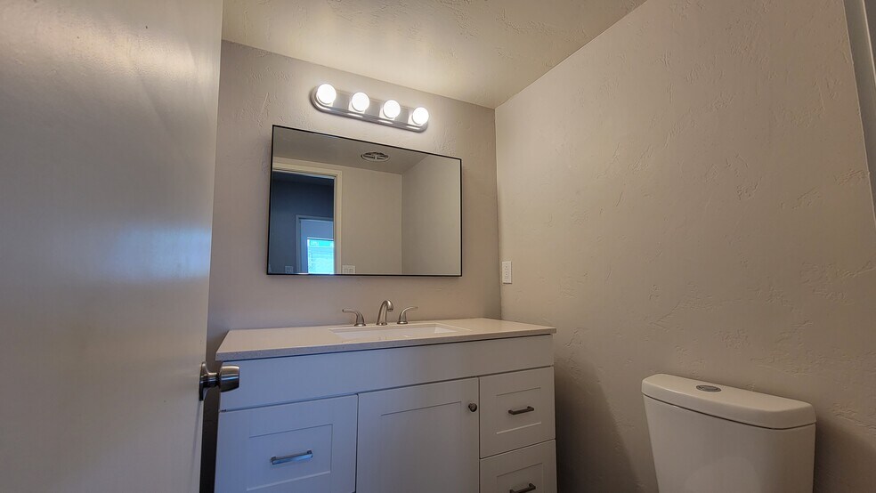 More Photos Of 1026 N Columbus Blvd, Tucson Light Manufacturing For Sale