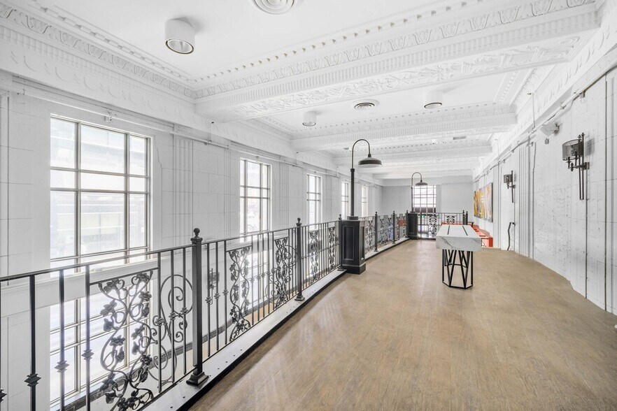 More Photos Of 378 Yonge St, Toronto Storefront Retail Office For Lease