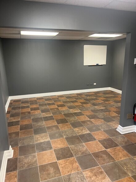 More Photos Of 1371-1375 Wilhelm Rd, Mundelein Distribution For Lease