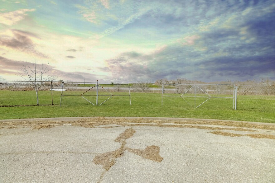 More Photos Of 1801 Industrial Dr, Taylor Land For Lease
