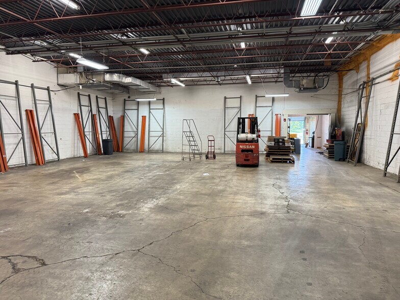 More Photos Of 97-125 Ashmore Dr, Leola Warehouse For Lease