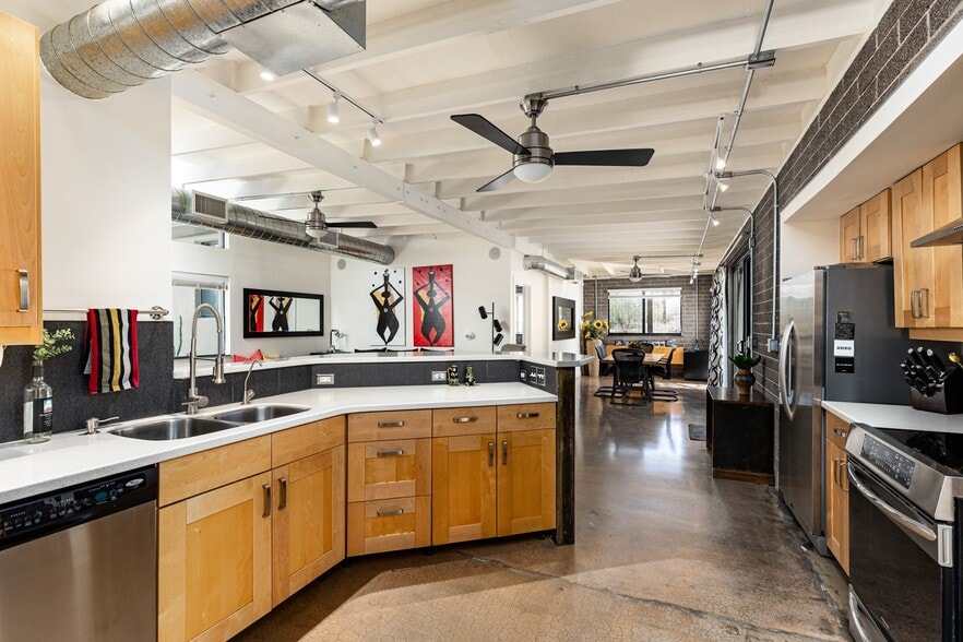 More Photos Of 19848 N Cave Creek Rd, Phoenix Office For Sale