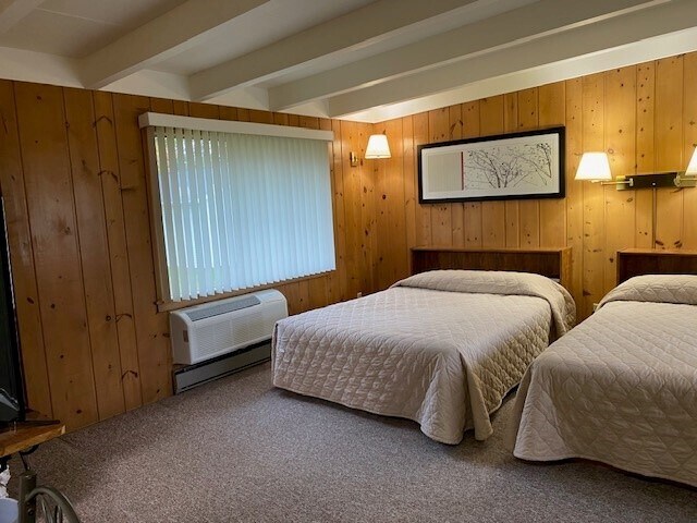 More Photos Of 3145 Stevenson Pier Cir, Sturgeon Bay Hotel For Sale