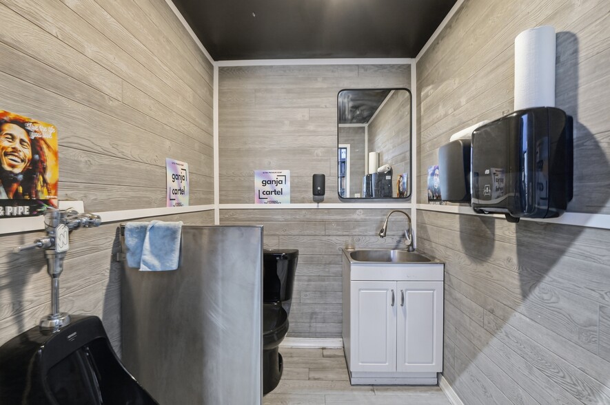 More Photos Of 610 Ryan Ave, Westville Warehouse For Lease