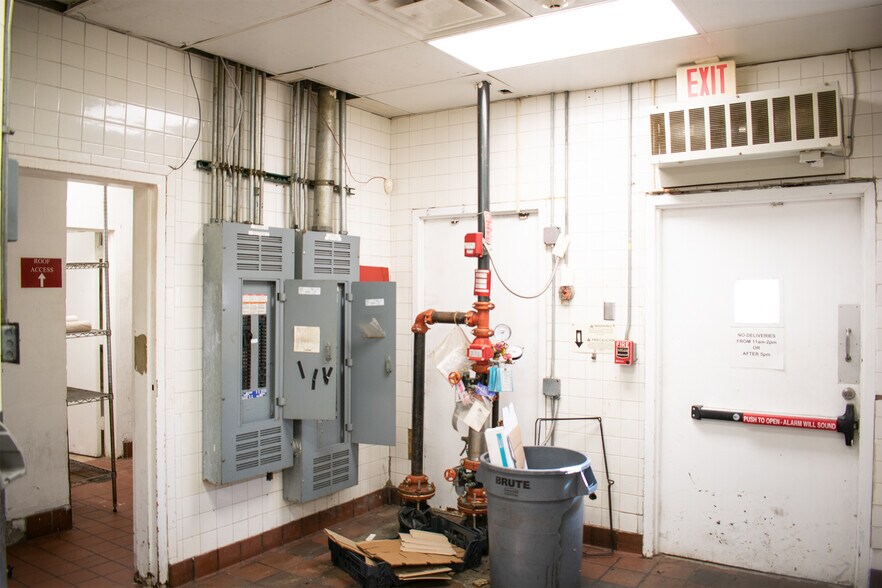 More Photos Of 1801 N Plano Rd, Richardson Specialty For Lease