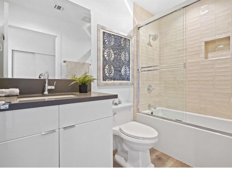 More Photos Of 6056 Craner Ave, North Hollywood Apartments For Sale