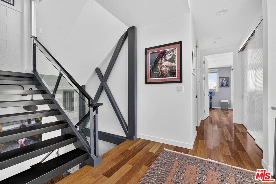 More Photos Of 2120 Narcissus Ct, Venice Office For Sale