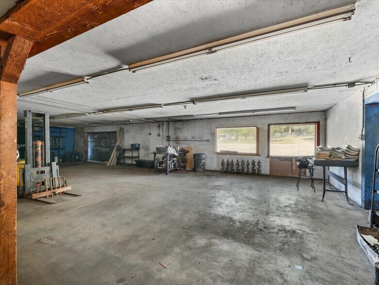 More Photos Of 2701 Pocola blvd, Pocola Industrial For Sale