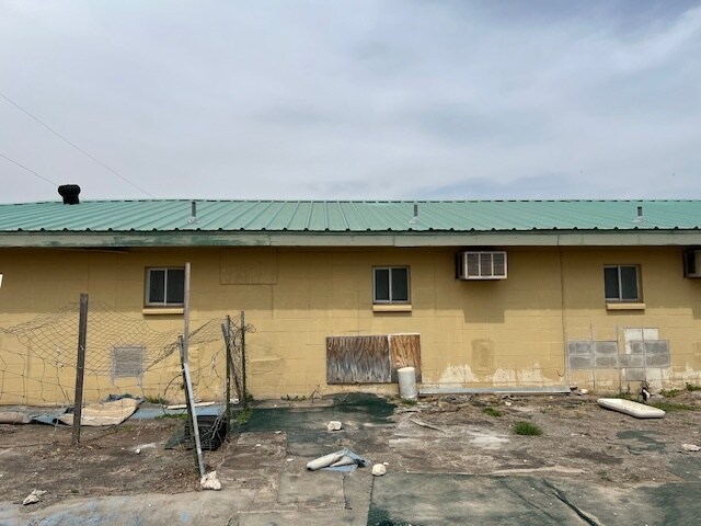 More Photos Of 208 S Ellis St, Menard Hotel For Sale